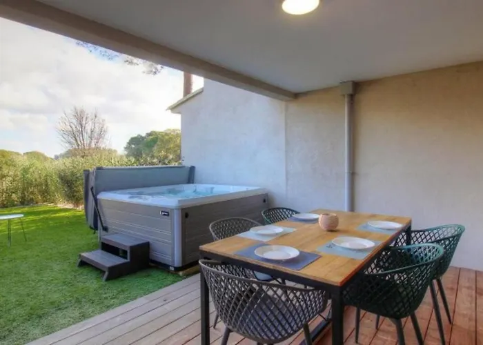 Moderne Cala Rossa Bay Les Oceanides